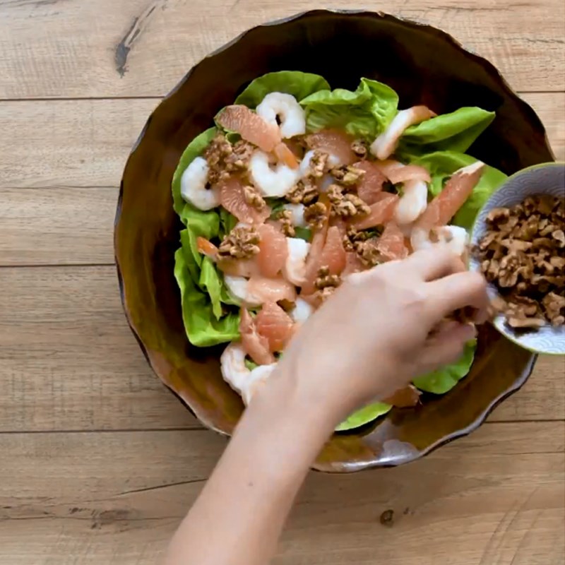 Bước 4 Trộn salad Salad tôm bưởi hạt óc chó