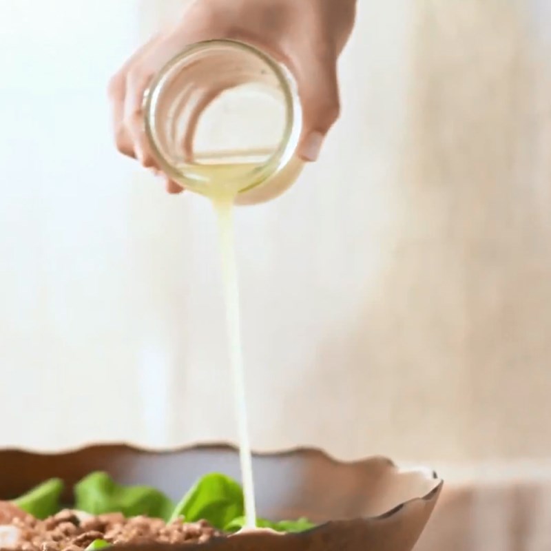 Bước 4 Trộn salad Salad tôm bưởi hạt óc chó