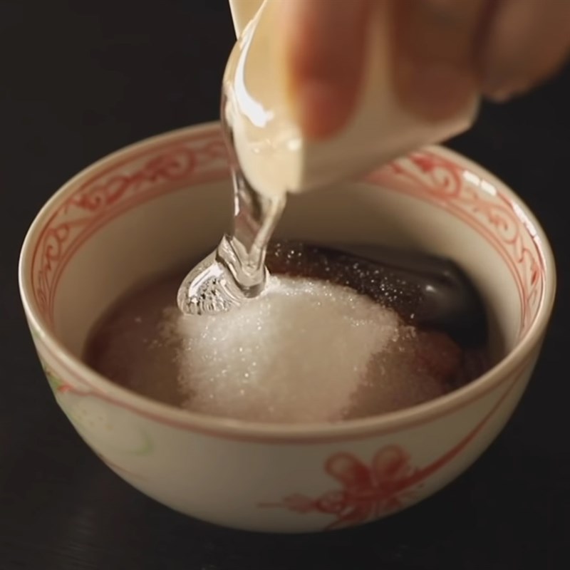 Bước 3 Trộn sốt cay Cà tím nhồi thịt chiên giòn sốt cay