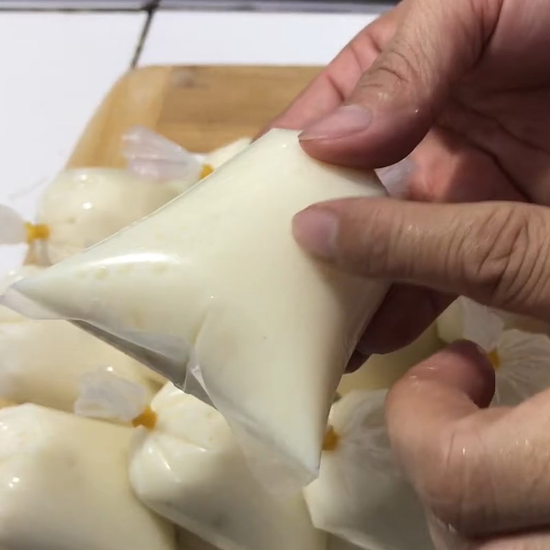 Bước 3 Trộn sữa chanh muối và đong vào túi Kem chanh muối