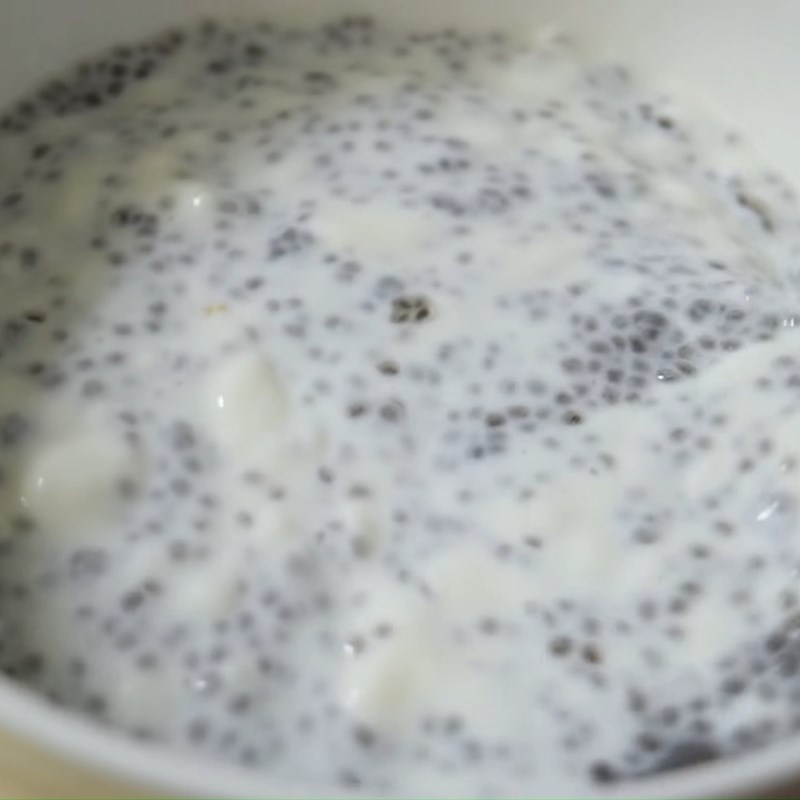 Bước 2 Trộn sữa chua hạt chia Sữa chua hạt chia trái cây