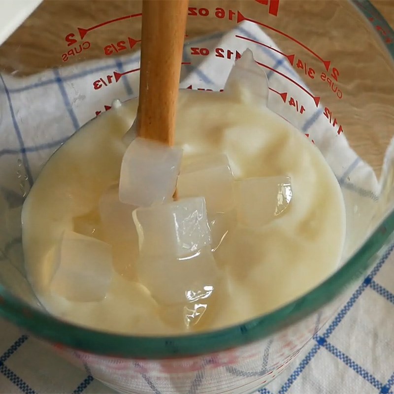 Bước 3 Trộn sữa chua và thạch Panna cotta vải