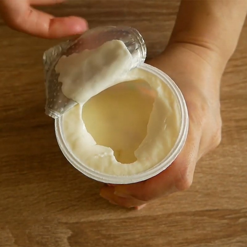 Bước 3 Trộn sữa chua và thạch Panna cotta vải