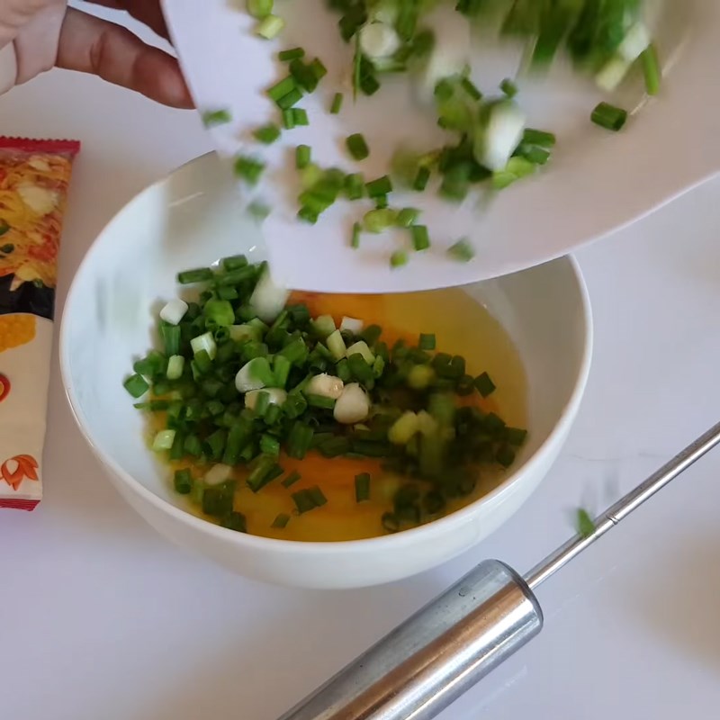 Bước 2 Trộn trứng Đậu hũ chiên trứng