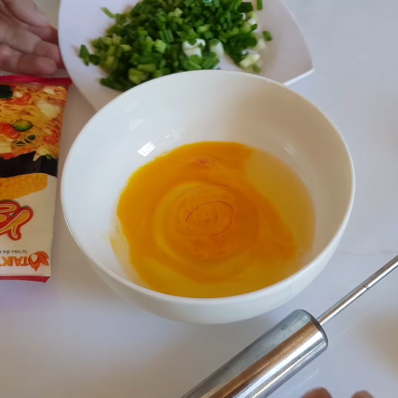 Bước 2 Trộn trứng Đậu hũ chiên trứng