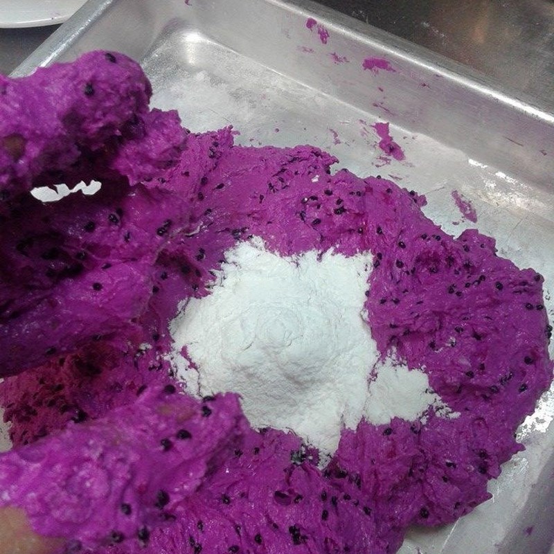 Bước 2 Trộn và nhồi bột Chè viên thanh long bọc nhãn