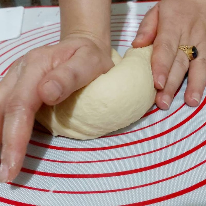 Bước 4 Trộn và nhồi bột Bánh mì nhân trứng sữa (Custard)