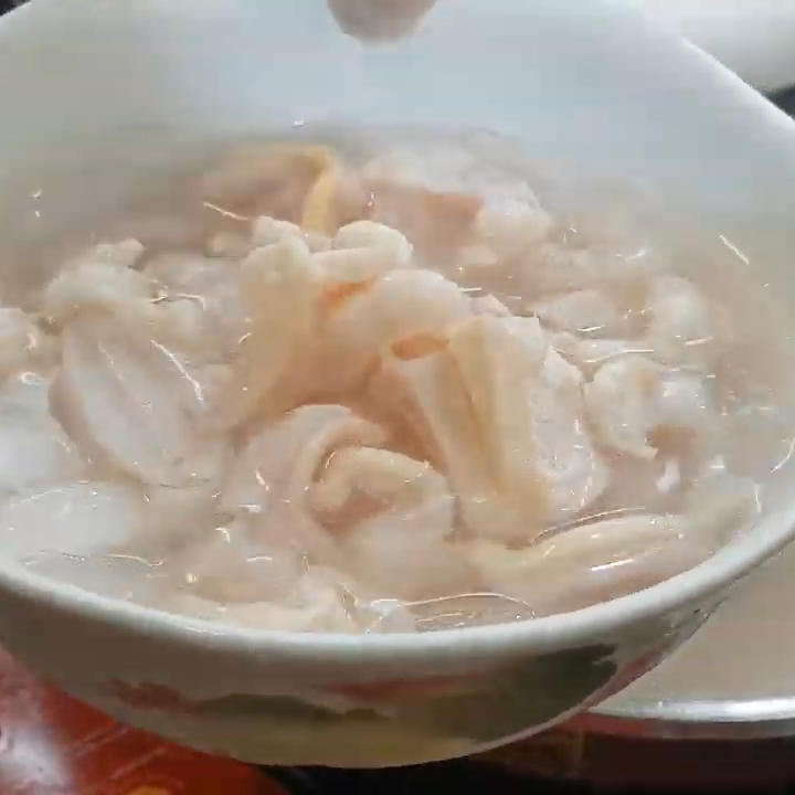 Bước 2 Trụng cá lăng Gỏi cá lăng trộn rau mầm