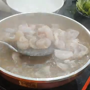 Bước 2 Trụng cá lăng Gỏi cá lăng trộn rau mầm