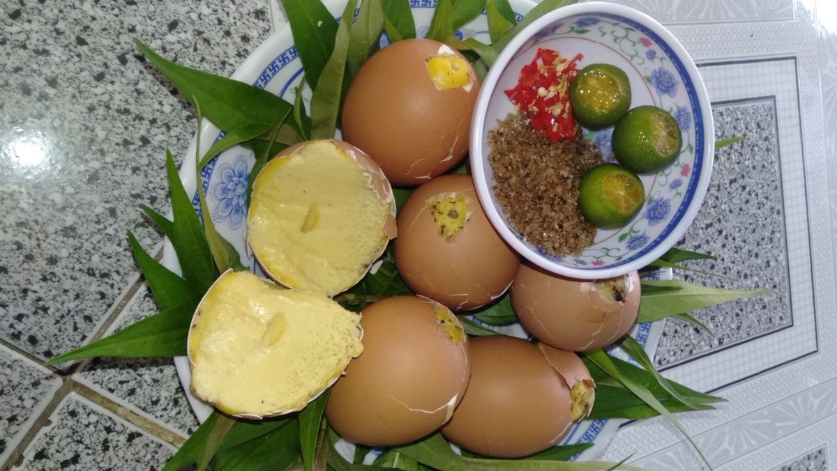 Trứng gà nướng bằng bếp than