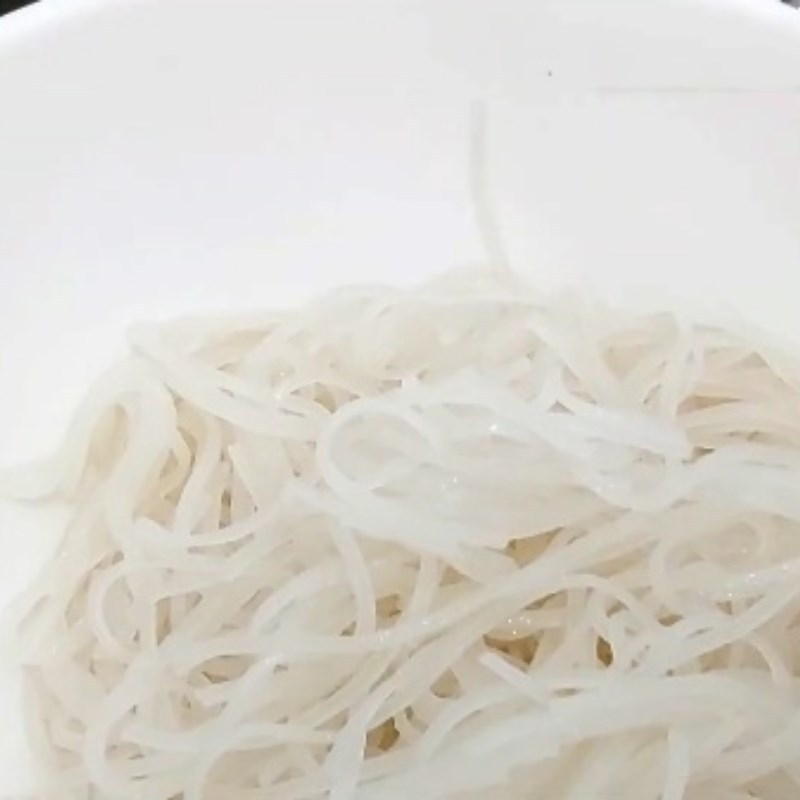Bước 4 Trụng hủ tiếu Hủ tiếu giò heo
