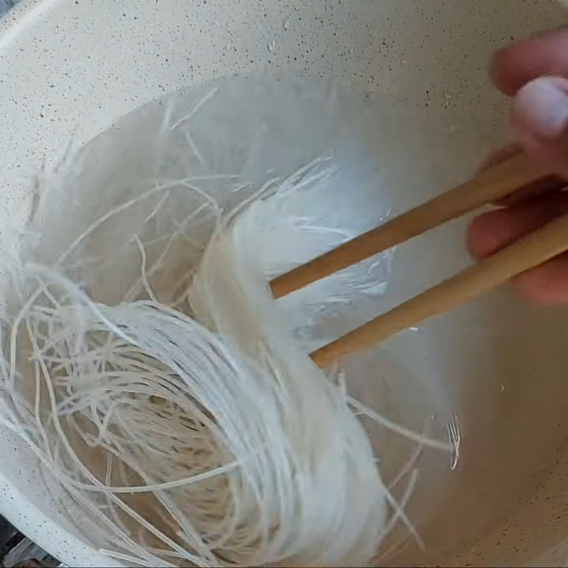 Bước 3 Trụng hủ tiếu Hủ tiếu khô chay với chả