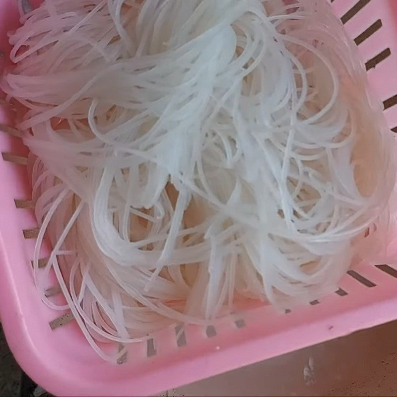 Bước 3 Trụng hủ tiếu Hủ tiếu khô chay với chả