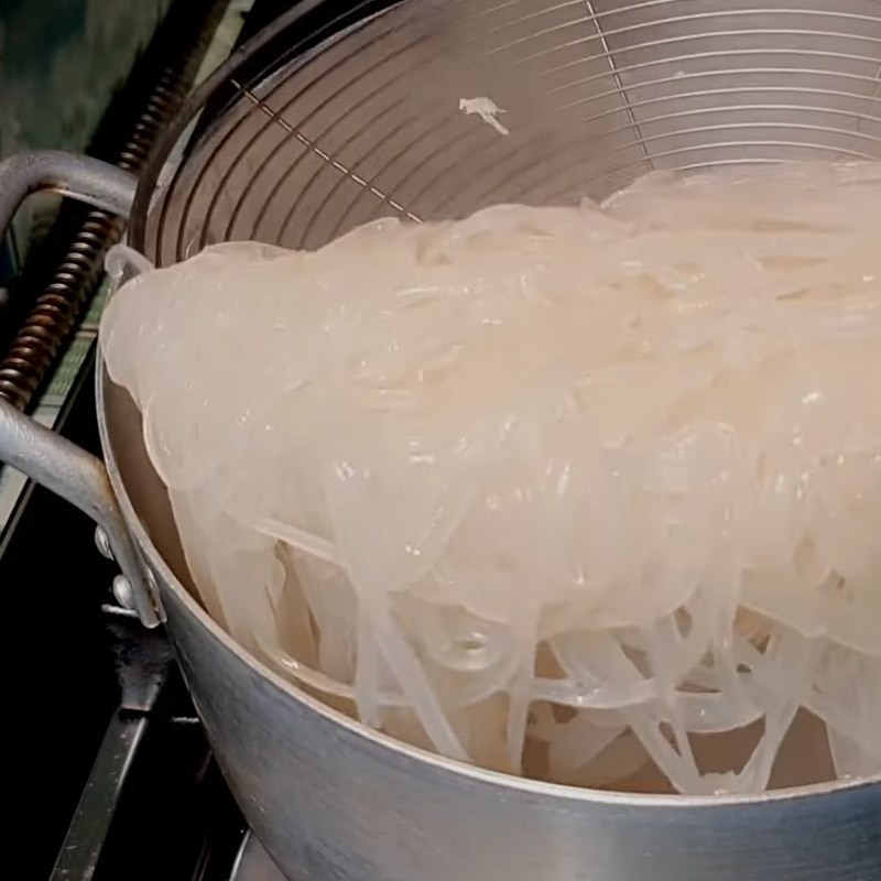 Bước 1 Trụng hủ tiếu Hủ tiếu bò kho chay