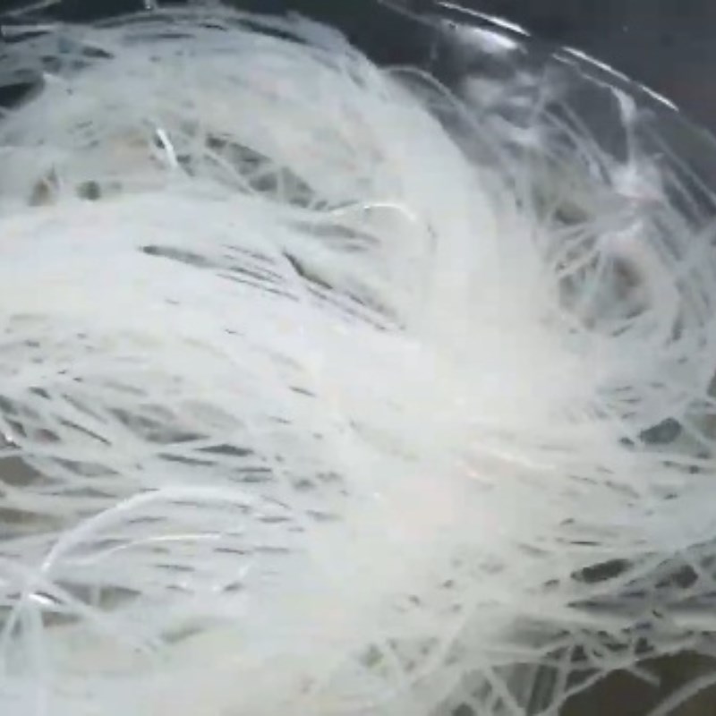 Bước 6 Trụng hủ tiếu Hủ tiếu giò heo tóp mỡ sa tế