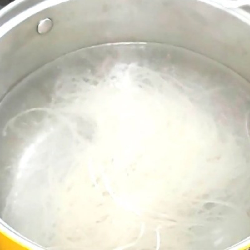 Bước 4 Trụng hủ tiếu Hủ tiếu giò heo