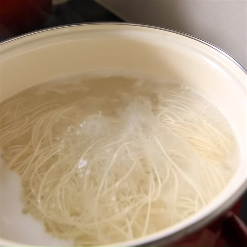 Bước 5 Trụng mì Mì gà nấm