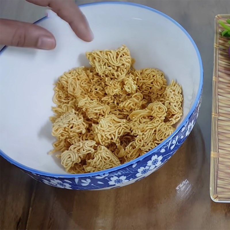 Bước 1 Trụng mì Mì chiên trứng