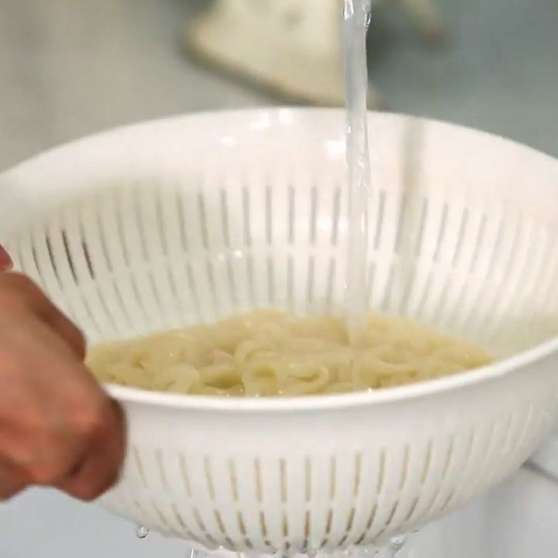 Bước 5 Trụng mì Mì gà kiểu Hàn