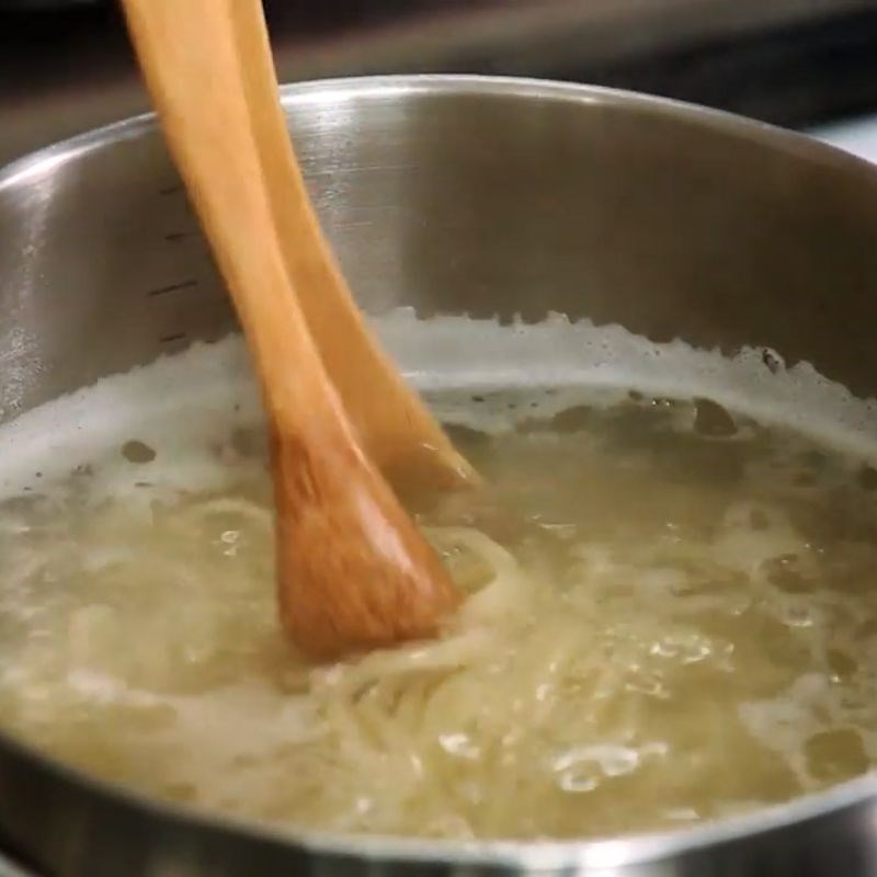 Bước 5 Trụng mì Mì gà kiểu Hàn
