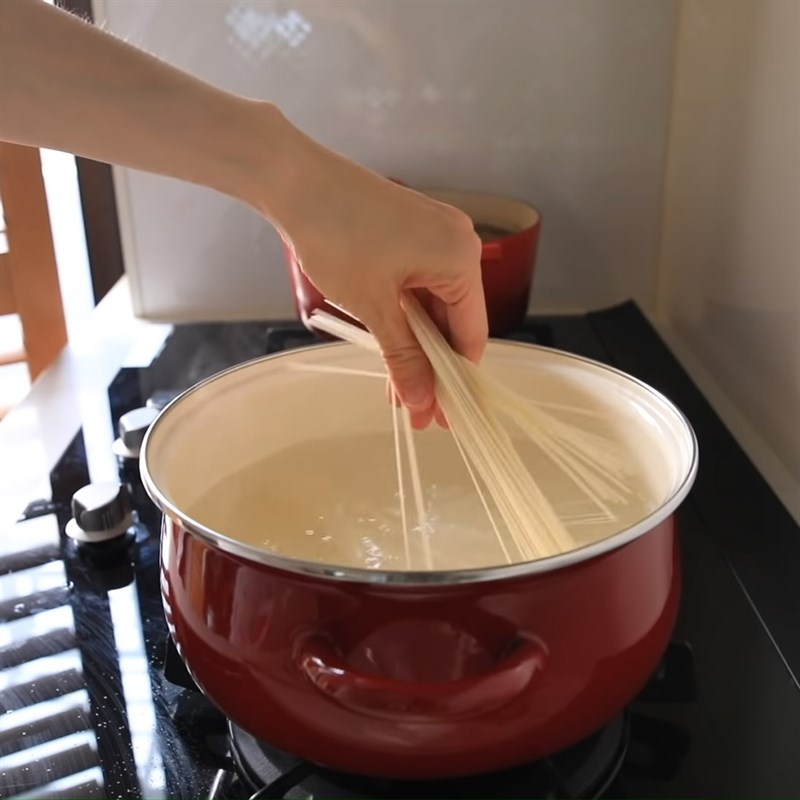 Bước 5 Trụng mì Mì gà nấm