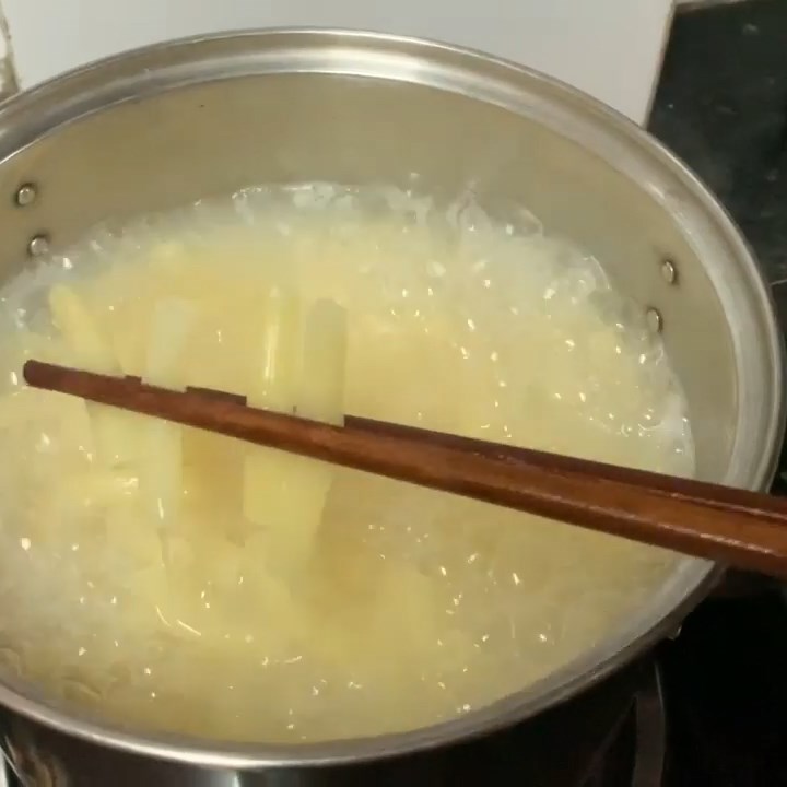 Bước 4 Trụng nui Nui xương heo chân gà