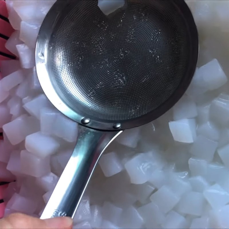 Bước 2 Trụng và ép ráo thạch dừa Thạch dừa thô