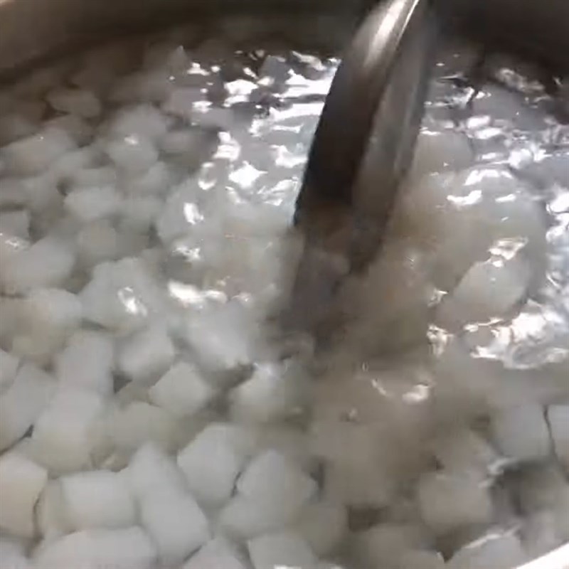 Bước 2 Trụng và ép ráo thạch dừa Thạch dừa thô