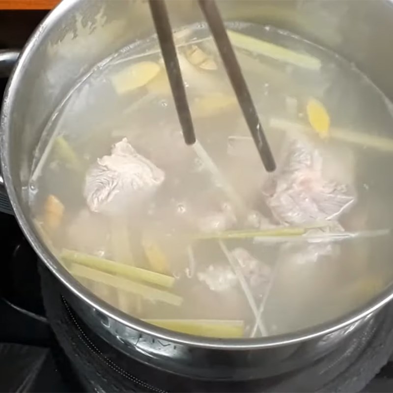 Bước 1 Trụng và ướp sườn Bún sườn nấu sấu