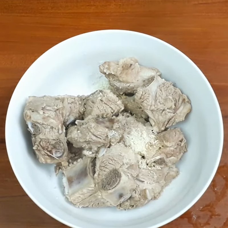 Bước 1 Trụng và ướp sườn Bún sườn nấu sấu