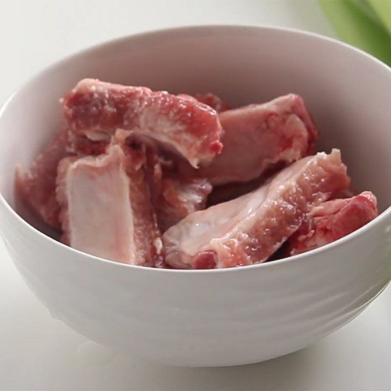 Bước 2 Trụng và ướp sườn Bún sườn nấu sấu dọc mùng