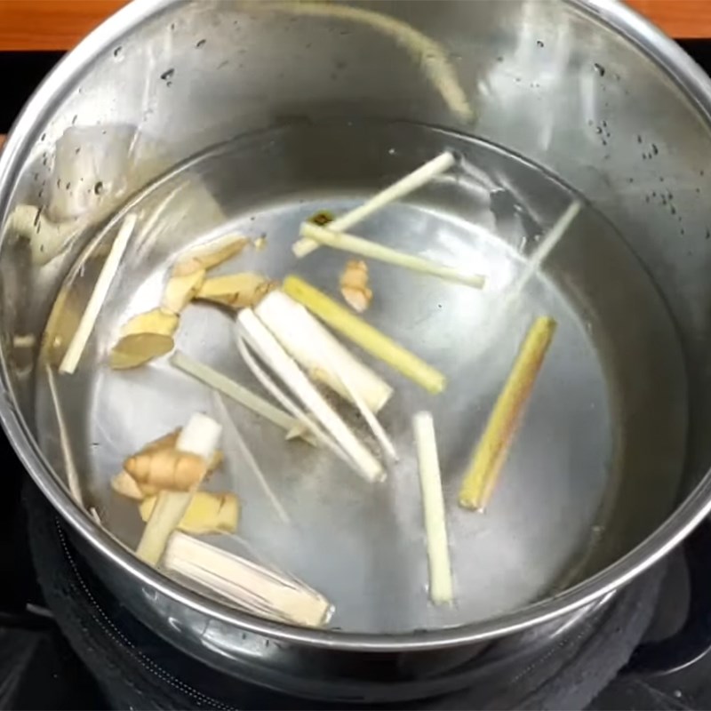 Bước 1 Trụng và ướp sườn Bún sườn nấu sấu