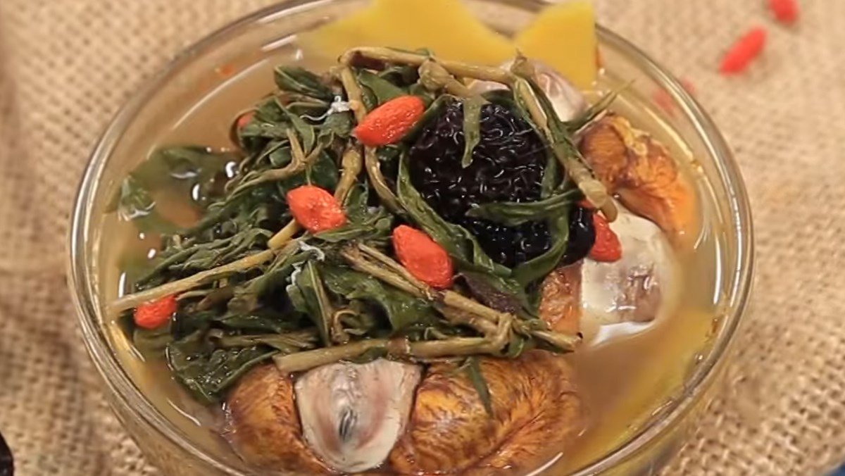 Trứng vịt lộn hấp rau răm