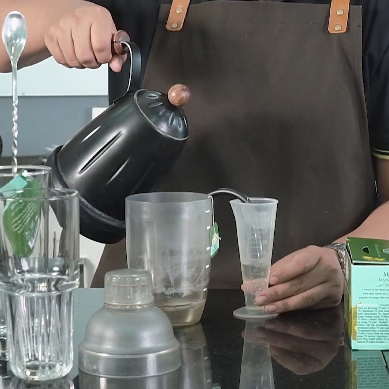 Bước 1 Ủ trà Trà sữa socola bạc hà