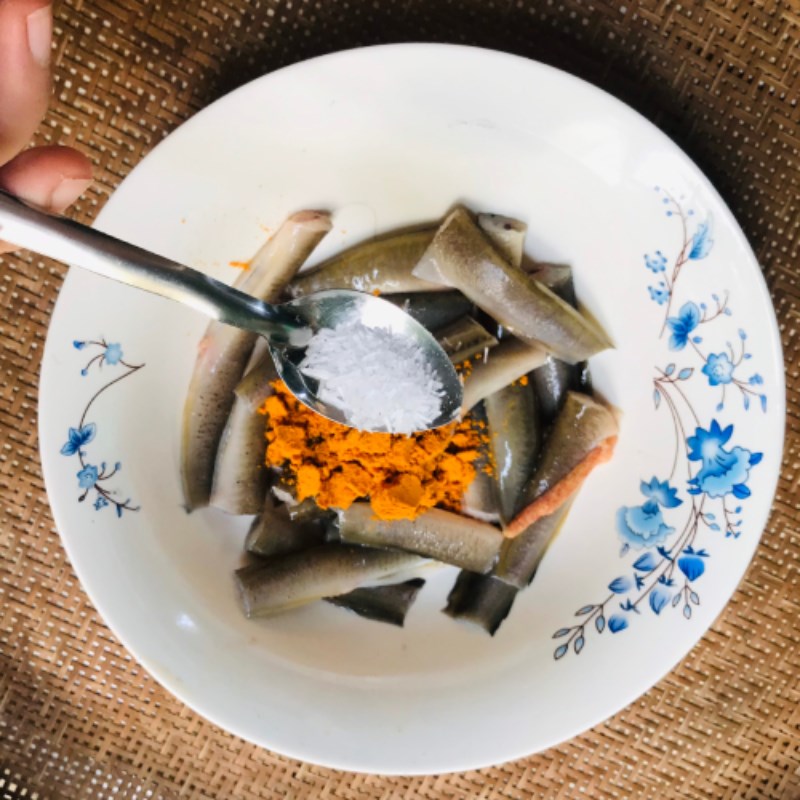 Bước 2 Ướp cá Cá chạch kho sả nghệ nước dừa