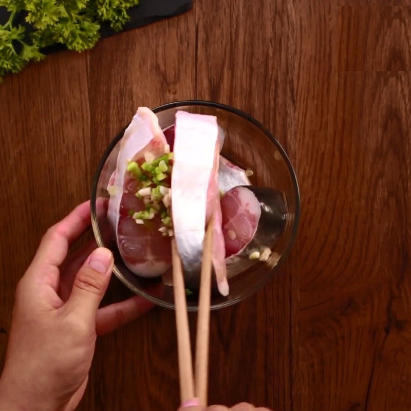Bước 2 Ướp cá Canh măng chua cá hú
