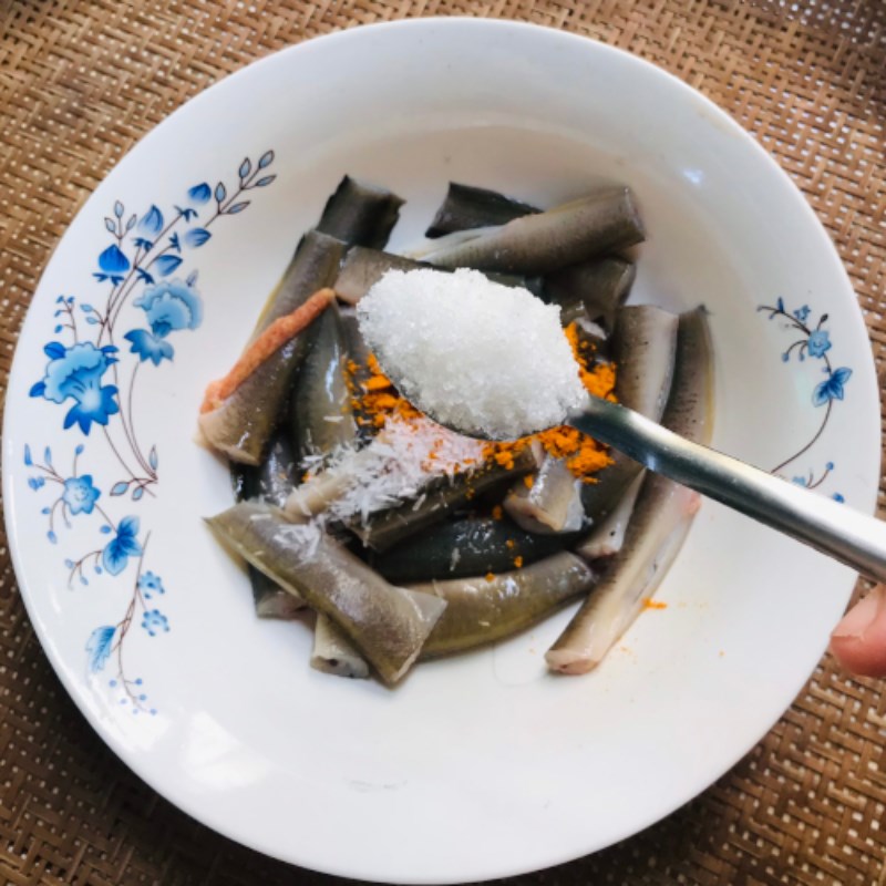 Bước 2 Ướp cá Cá chạch kho sả nghệ nước dừa