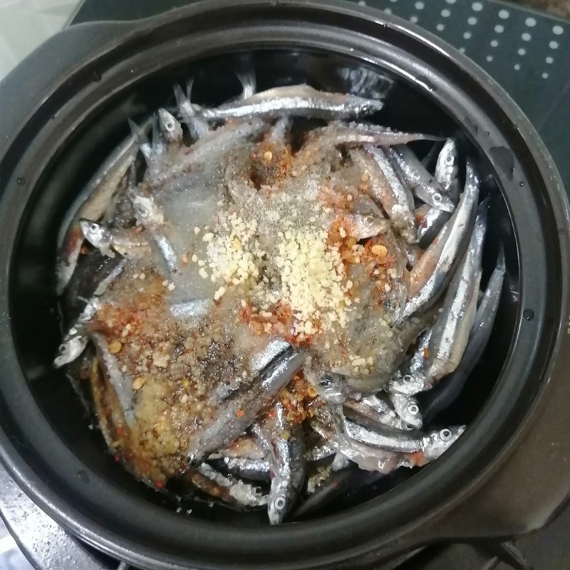 Bước 2 Ướp cá Cá cơm kho tiêu
