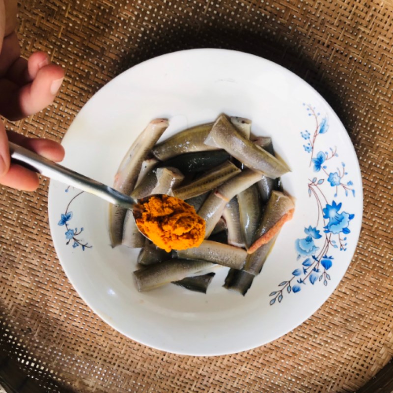 Bước 2 Ướp cá Cá chạch kho sả nghệ nước dừa