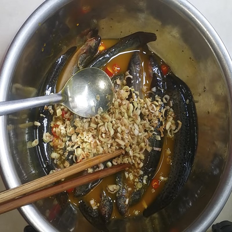 Bước 3 Ướp cá Cá chạch kho sả nghệ