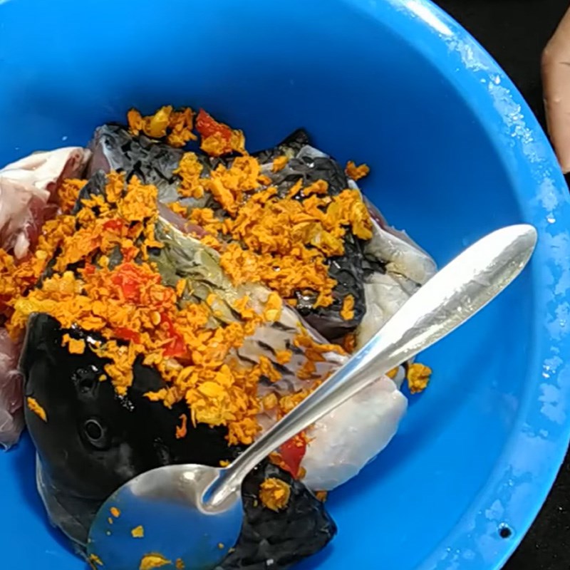 Bước 2 Ướp cá Cá chép kho nghệ
