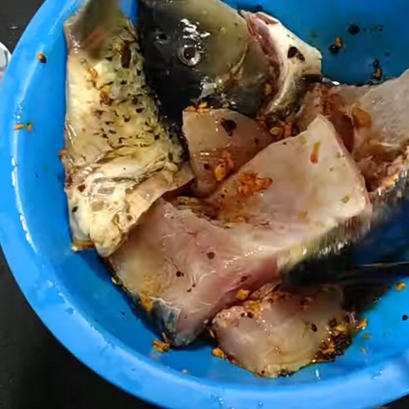 Bước 2 Ướp cá Cá chép kho nghệ