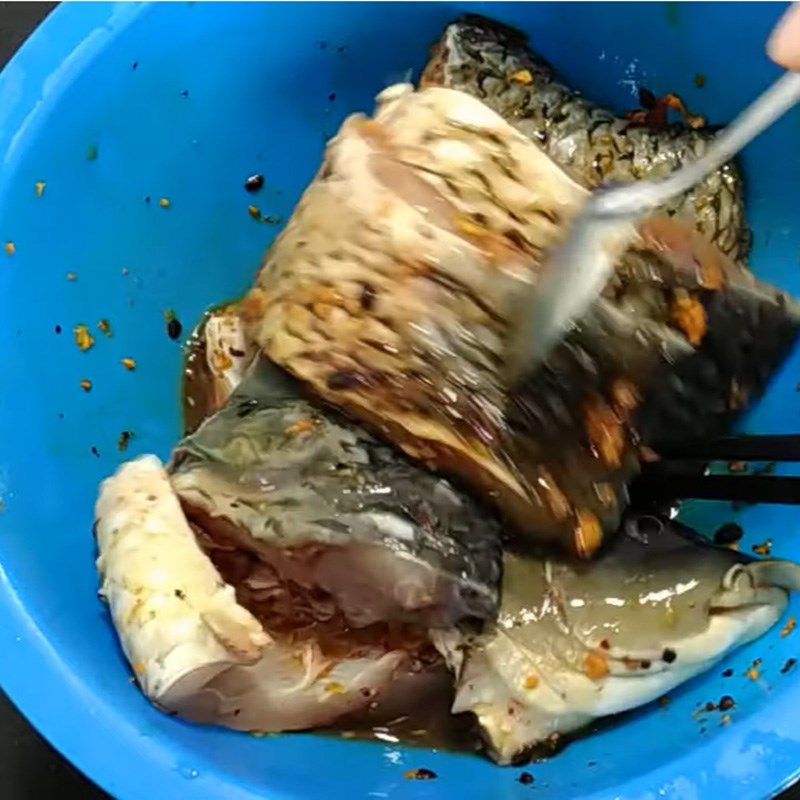 Bước 2 Ướp cá Cá chép kho nghệ