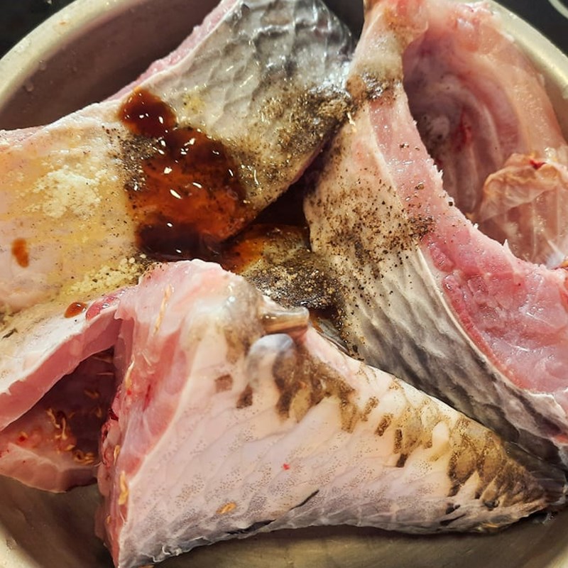 Bước 2 Ướp cá Cá chép kho gừng sả
