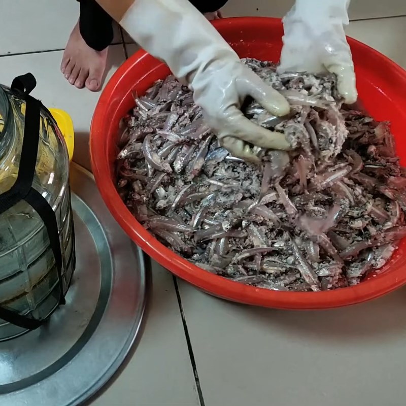 Bước 2 Ướp cá cơm Nước mắm cá cơm
