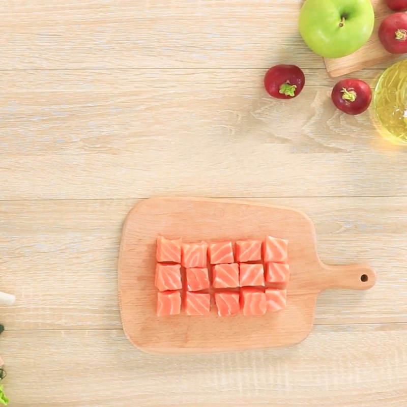 Bước 2 Ướp cá hồi Salad cá hồi sốt sữa chua