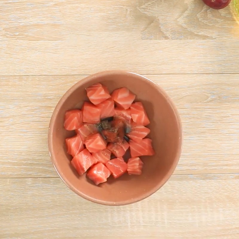 Bước 2 Ướp cá hồi Salad cá hồi sốt sữa chua