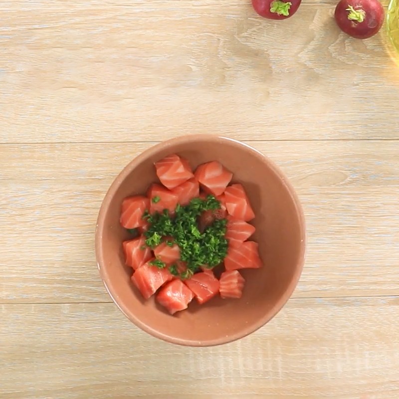 Bước 2 Ướp cá hồi Salad cá hồi sốt sữa chua