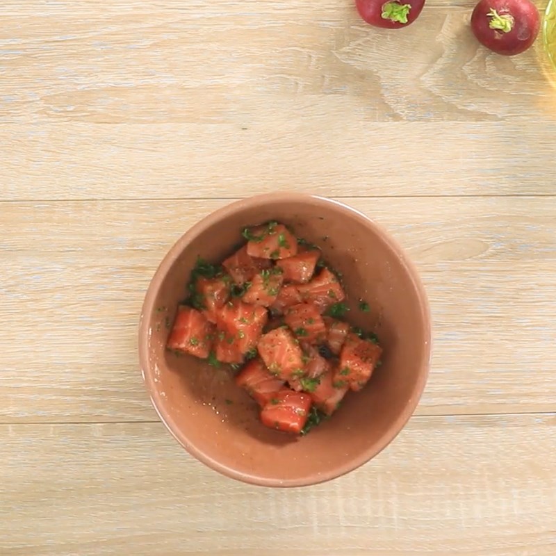 Bước 2 Ướp cá hồi Salad cá hồi sốt sữa chua