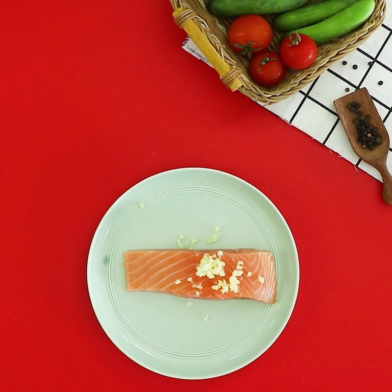 Bước 2 Ướp cá hồi Salad cá hồi dầu giấm